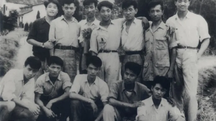 Jüan Lung-pching (v zadní řadě, třetí zleva)