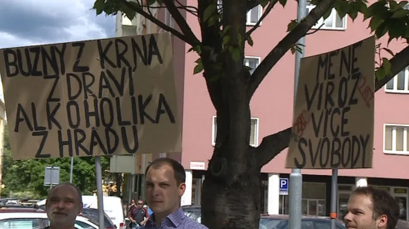 Transparenty proti Zemanově nejmenování Martina C. Putny profesorem