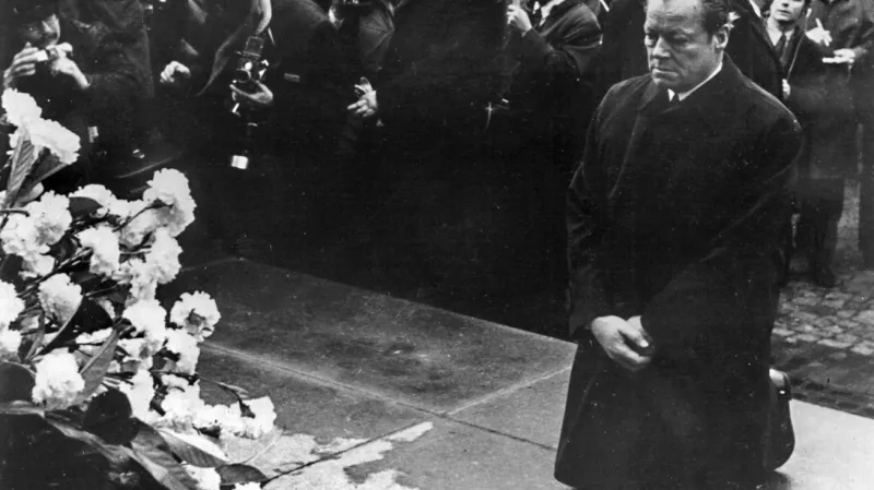 Willy Brandt poklekl před pomníkem obětem povstání ve varšavském ghettu