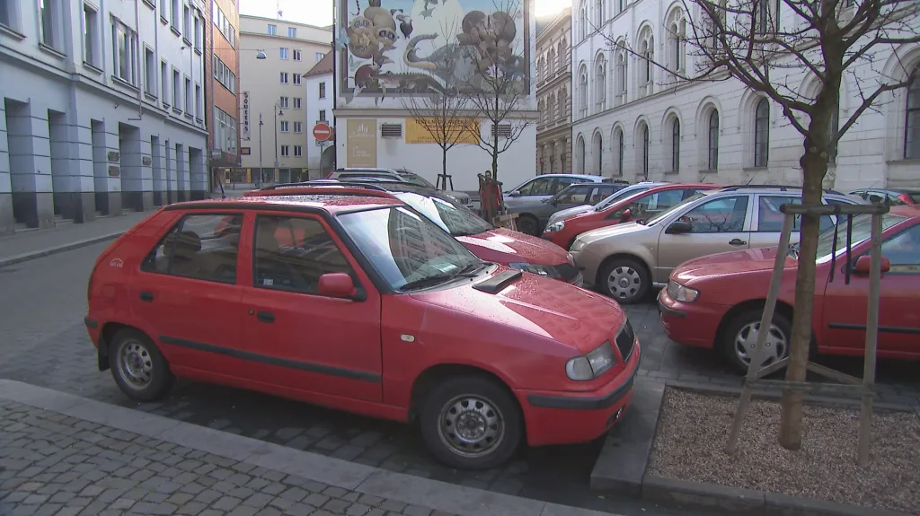 Zaparkovaná auta v centru Brna