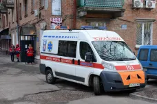 Českého medika, který byl na Donbase vážně zraněn, převezli do Kyjeva