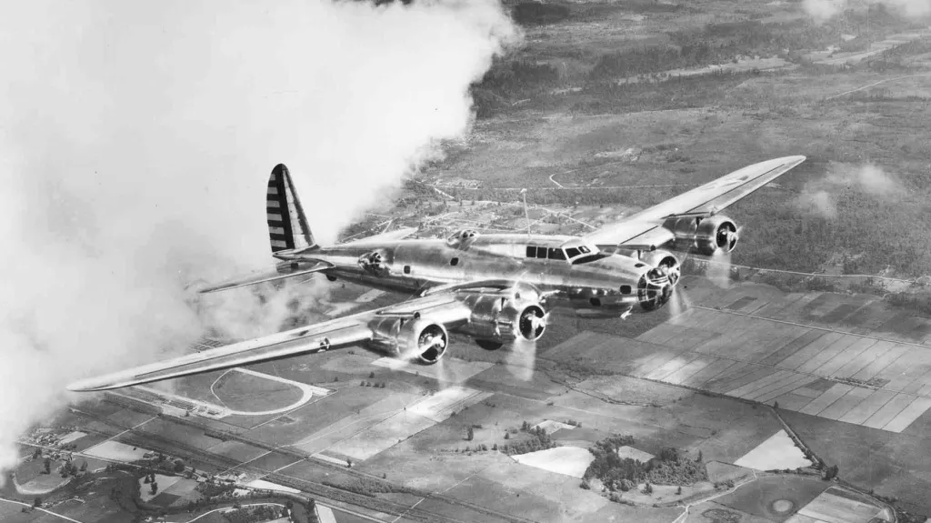 Ilustrační foto - bombardér B-17 za letu