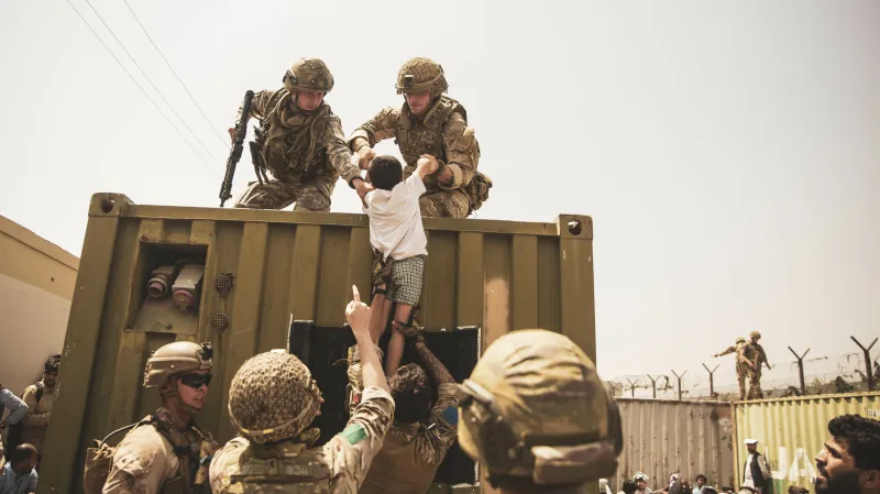 Evakuace afghánských civilistů na kábulském letišti