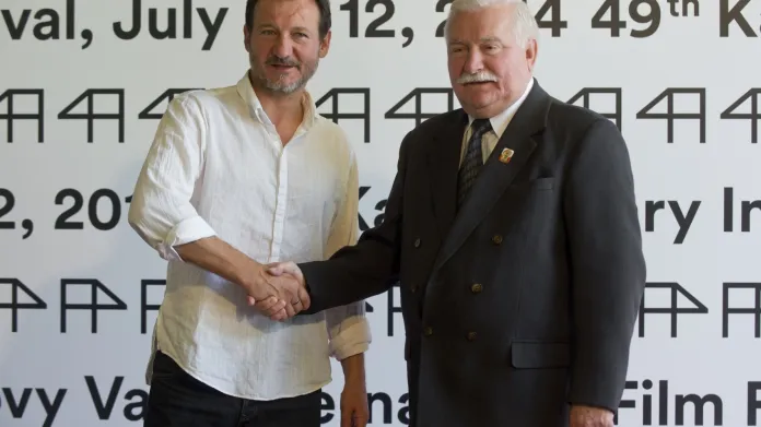 Lech Walesa (vpravo) a jeho herecký představitel Robert Wieckiewicz z filmu Andrzeje Wajdy Člověk naděje