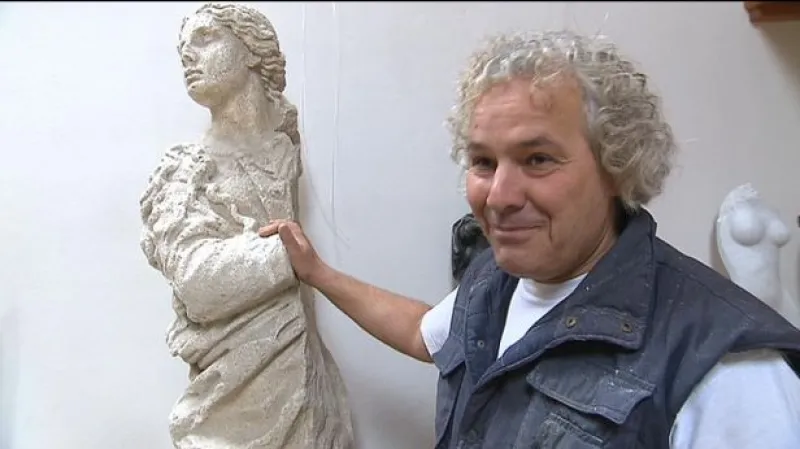 Sochař Petr Váňa popisuje sochu z Mariánského sloupu