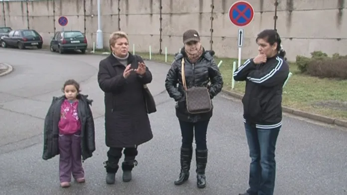 Viola Šimková čeká na syna před věznicí už třetí den