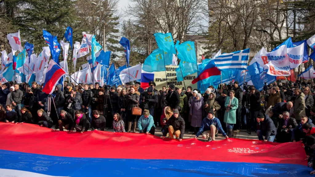 Lidé v Simferopolu si připomínají rok od referenda, v němž většinově hlasovali pro připojení Krymu k Rusku