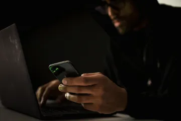 Policisté zadrželi muže, kteří měli rozesílat podvodné SMS