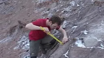 Český geolog studuje solné hory