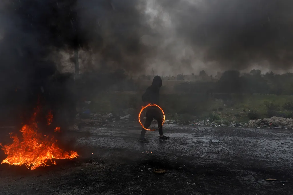 Palestinský demonstrant během střetů s izraelskými silami při protestech na Den země v blízkosti židovského osídlení Beit El na Západním břehu Jordánu.