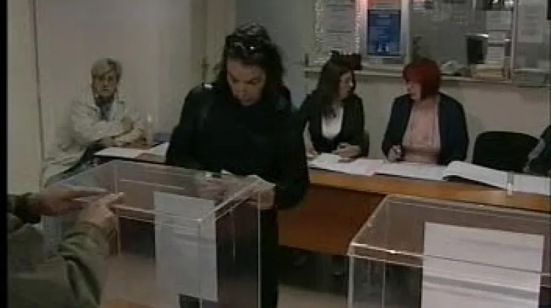 Srbové volí nový parlament.