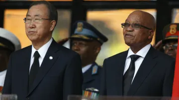 Pan Ki-mun a Jacob Zuma na rozloučení s Nelsonem Mandelou