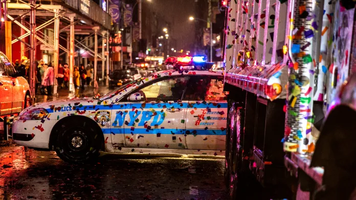 Centrum New Yorku zaplavily během novoročního veselí konfety