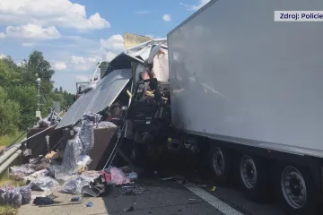 D1 na Benešovsku je na dva dny zavřená. Do kolony před objížďkou narazil kamion, jeho řidič zemřel