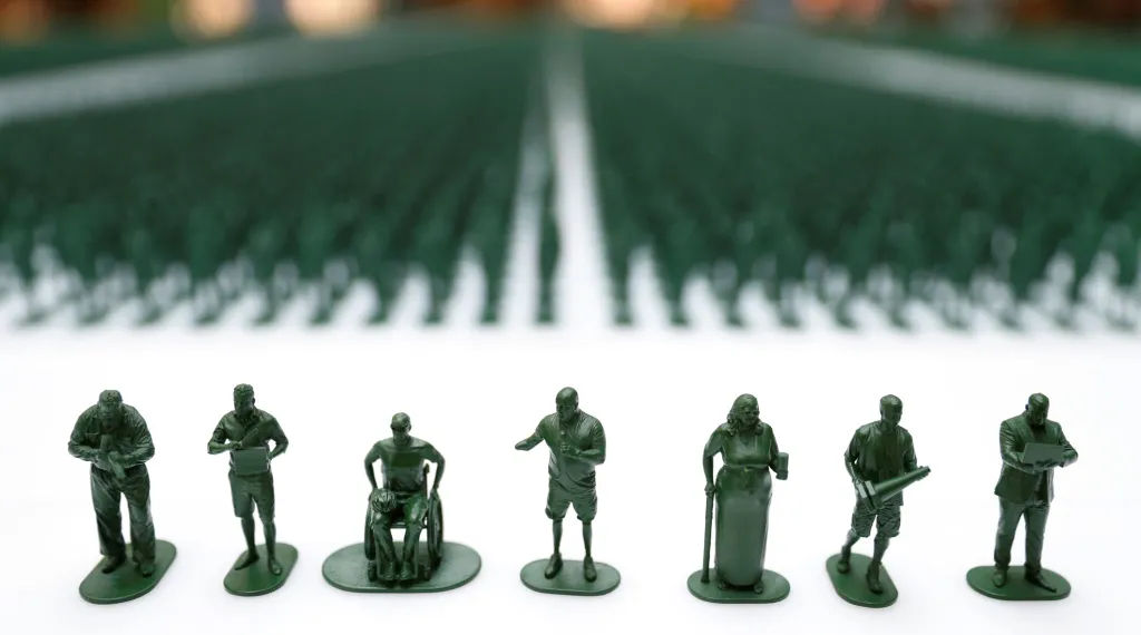 Trojrozměrné plastové figurky sedmi vojenských veteránů jsou vystaveny v rámci instalace charitativní organizace „Pomoc pro hrdiny“. Ta má za cíl zviditelnit veterány, kteří byli za posledních 20 let v Manchesteru ze zdravotních důvodů propuštěni z ozbrojených sil