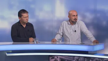 Badatel z odboru válečných veteránů a válečných hrobů MO Radim Chrást a redaktor ČT Tomáš Vlach