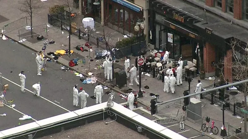 Bostonská policie prohledává místo činu