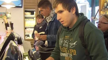 Autista Martin pro kavárnu obstarává i nákup zboží