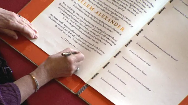 Královna Beatrix podepisuje svou abdikaci