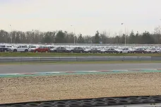 Na brněnském Automotodromu stojí desítky nových aut. Čekají na díly