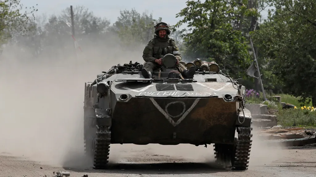 Písmeno V na jednom z obrněných ruských vozidel na Ukrajině