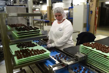 Rumové pralinky po skoro 60 letech zmizí z obchodů. Olomoucká Zora je přestane vyrábět