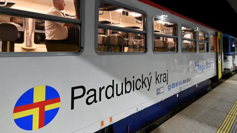 Některé vlaky v Pardubickém kraji mají zvláštní zbarvení odkazující nikoli na dopravce, nýbrž na kraj samotný