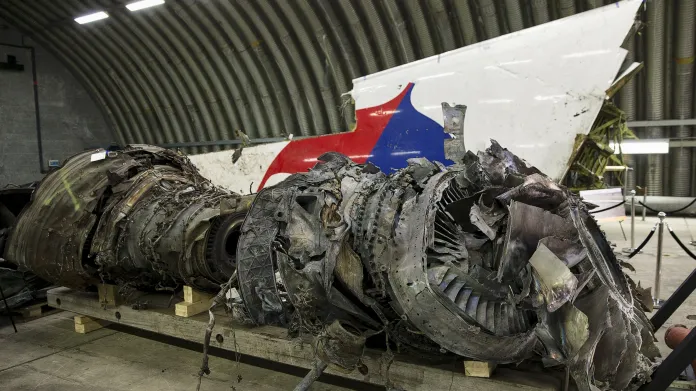 Zbytky jednoho z motorů MH17