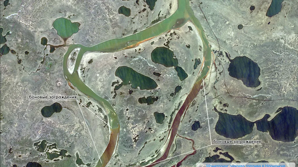 Satelitní snímek ze 4. června ukazuje řeku Ambarnaja se zábranami instalovanými  po úniku ropného paliva