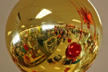 Plná obchodní centra i parkoviště a nervózní řidiči v kolonách – nákupní horečka vrcholí