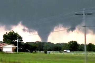 Tornádo, derecho, downburst, mezocyklona, supercela. Jak se vyznat v superbouřích?