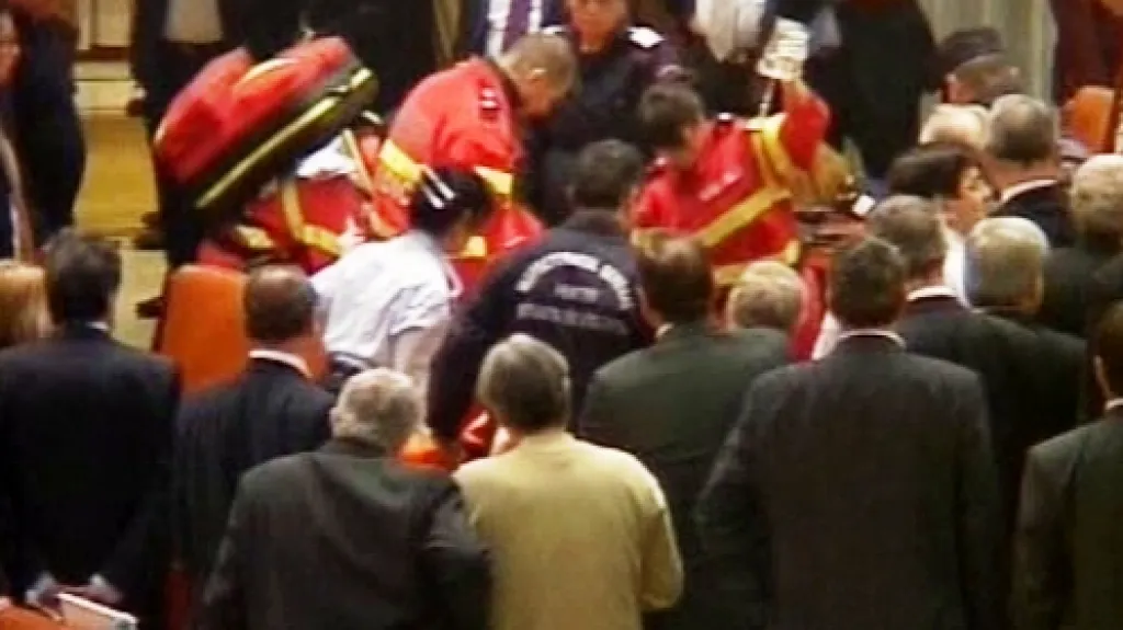 Záchranáři odnášejí zraněného Adriana Sobaru