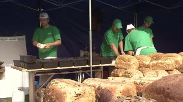 Pekařům prošly rukama stovky bochníků chleba