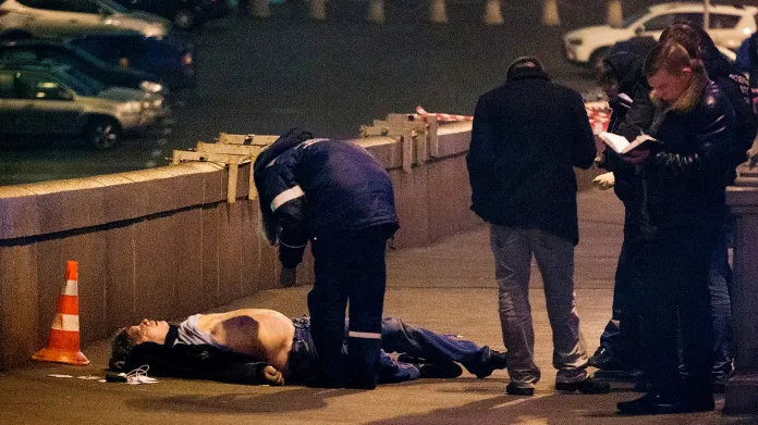 Ruská policie na místě činu při ohledávání těla zastřeleného Němcova