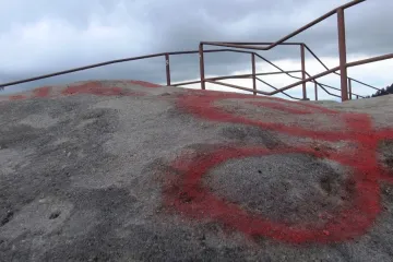 Skalní hrad Šaunštejn potřísnil sprejer. Náprava je složitá, pískovci může uškodit více než vandal