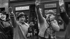Obyvatelé Chebu zdraví německé jednotky v roce 1938