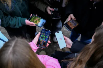 Školy omezují používání mobilů, v některých děti tráví přestávky aktivněji