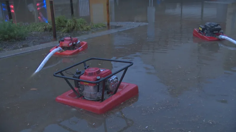 Odčerpávání vody v Pražské ulici v Plzni