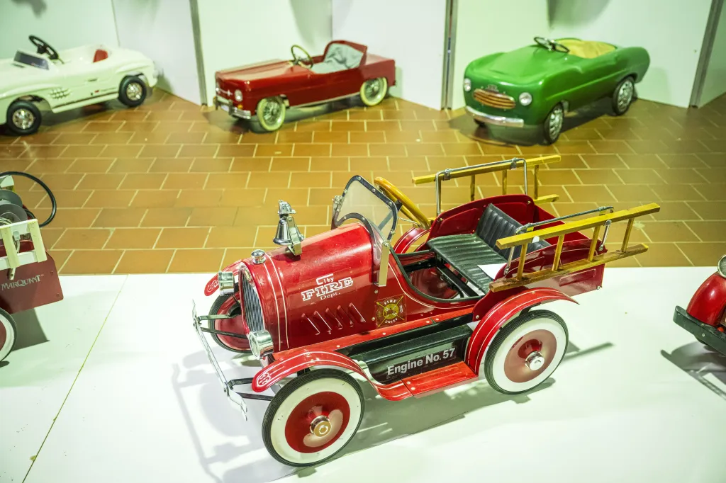 V Technickém muzeu Liberec začíná sezonní výstava Od šlapacího autíčka k formuli