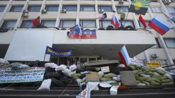 Radnice v Mariupolu obsazená proruskými separatisty - foto ze 17. 4., tedy před vyhořením