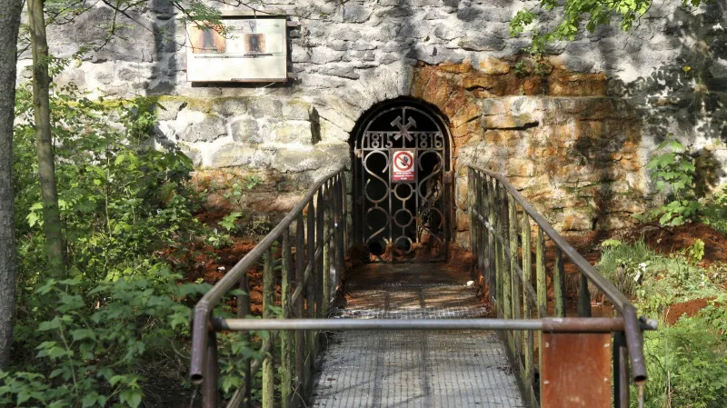 Doutnání uhlí v dole ve Starém Sedle