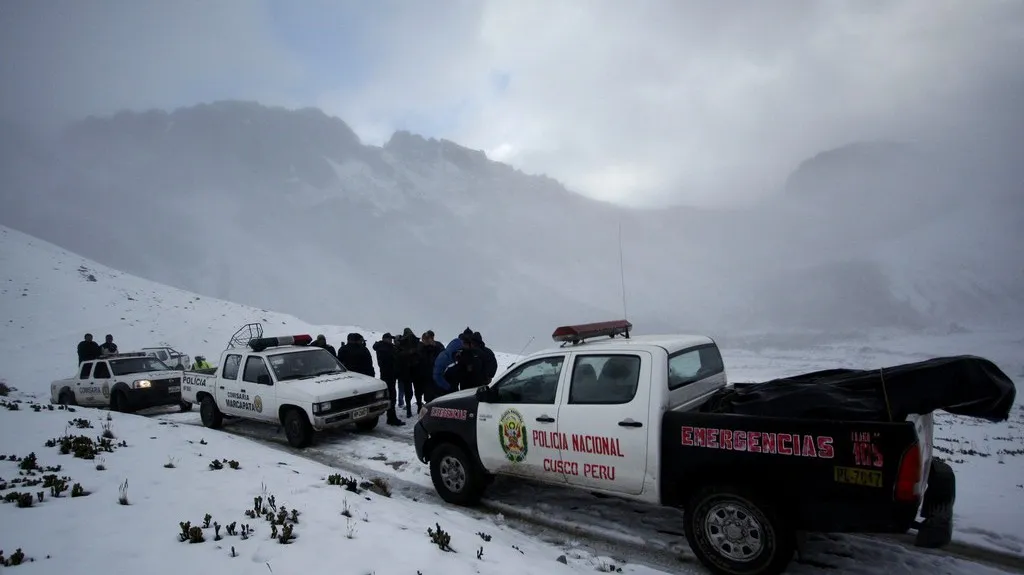 Pátrání po ztraceném vrtulníku komplikuje sníh a hustá mlha