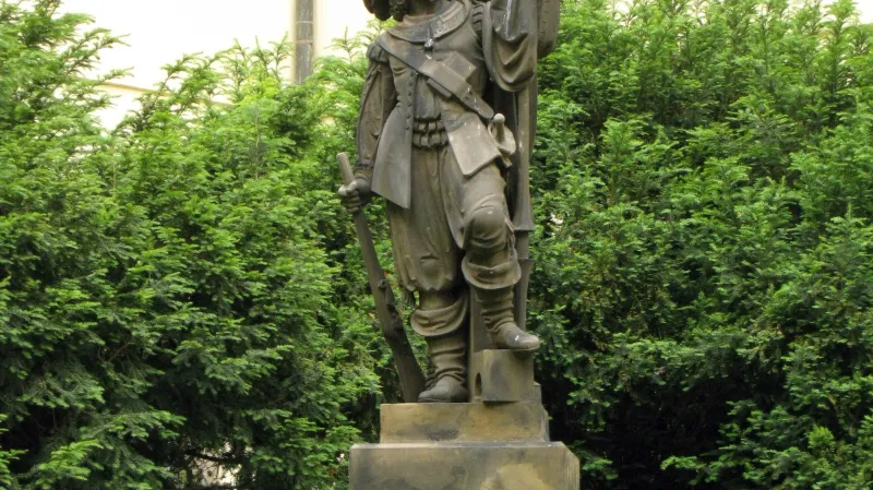 Socha pražského studenta odhalená k dvoustému výročí obléhání. Dnes stojí na nádvoří Klementina.