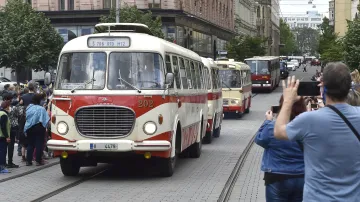Historický autobus MHD projíždí centrem Brna
