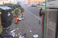 Starý nábytek či spotřebiče lidé odkládají u popelnic, hrozí za to pokuta