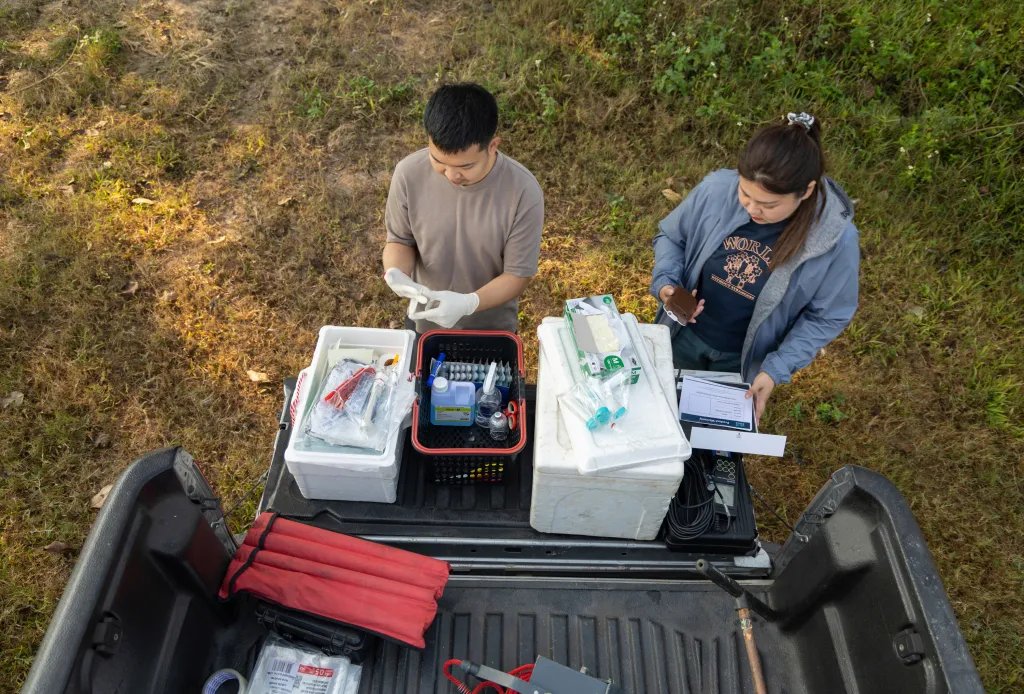 Nedávné vzorky vody, ryb a sedimentů z přítoků Mekongu měly vysoké hladiny nebezpečných těžkých kovů, jako jsou arsen, rtuť, olovo a kadmium. Vystavení těmto látkám zvyšuje riziko rakoviny, selhání orgánů a vývojových poškození, zejména u dětí a těhotných žen