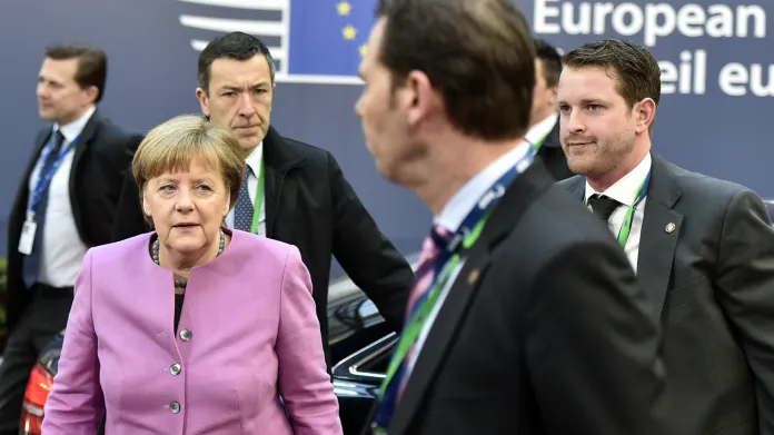 Angela Merkelová při příjezdu na páteční jednání
