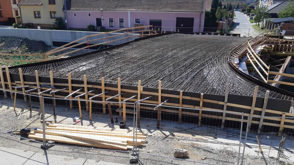 Stavba nového mostu přes řeku Olšavu