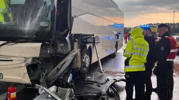 Srážka autobusu s osobním autem u Boršova nad Vltavou na Českobudějovicku