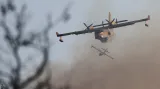Severně od města Atény se hasiči snaží dostat pod kontrolu lesní požáry, které vypukly na více místech. Oheň se rychle šíří a může zasáhnout i samotnou metropoli